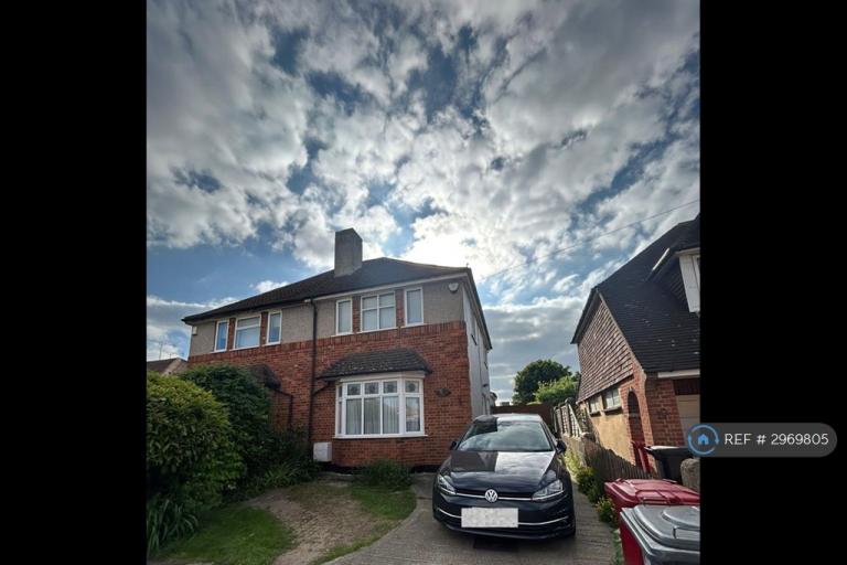 3 bedroom house in Meadfield Road, Slough, SL3 (3 bed) (#2969805)