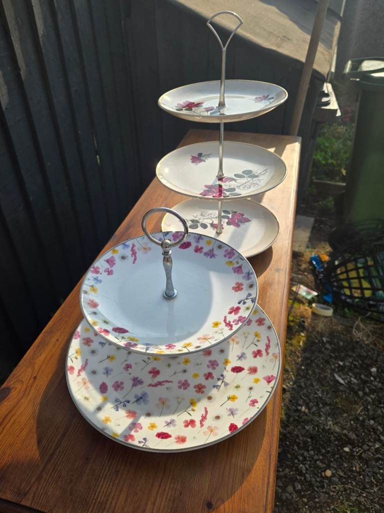 2 cake stands/plates