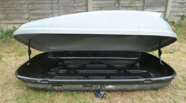 Halfords roof box made by Thule 320L with key and clamps 