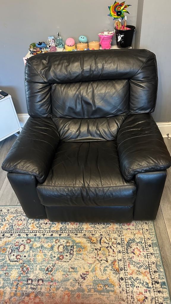 Electric recliner  Black Leather  – Good Condition