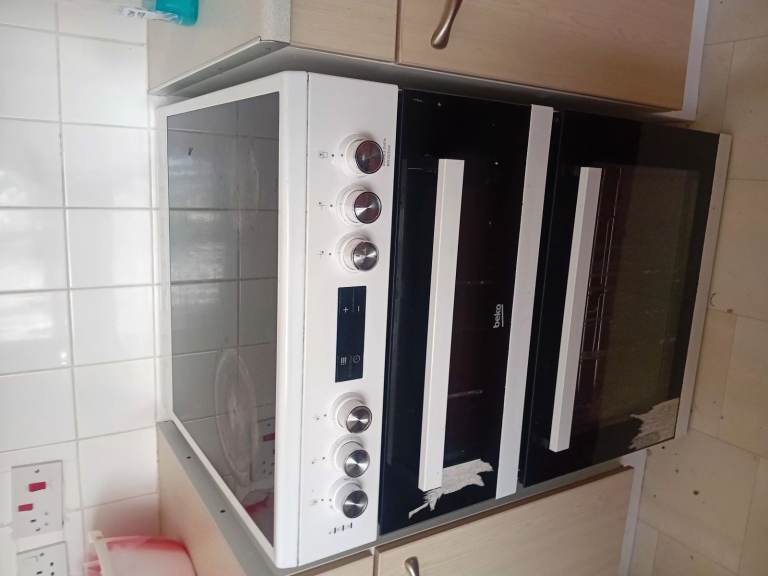 White Electric Freestanding Cooker with Double Oven – Good Condition