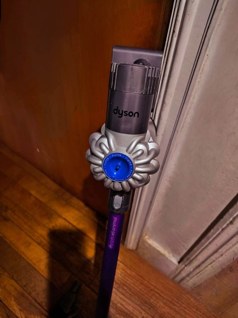 Dyson V6 Cordless Vacuum Cleaner Silver / Purple