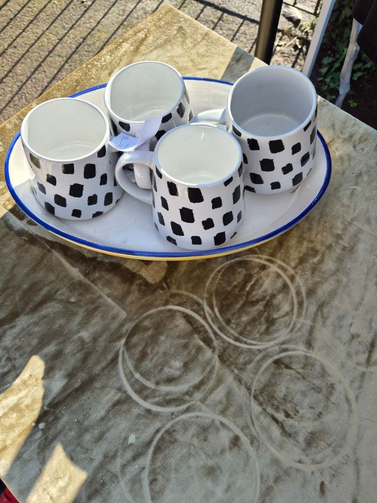 4 mugs and a pasta or cassorole dish