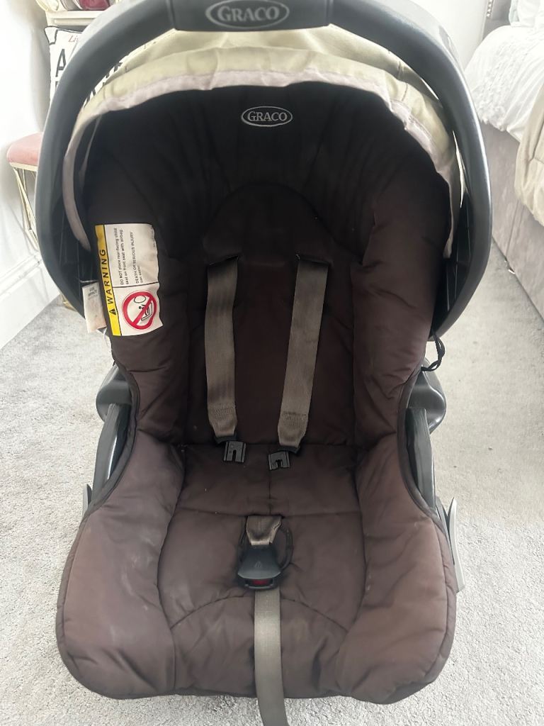 Graco Baby Car Seat with Car Attachment – Good Condition
