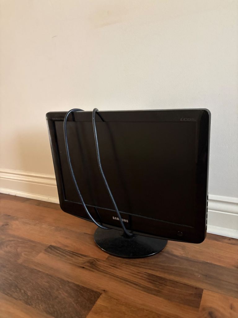 Small 19 inch Samsung television 