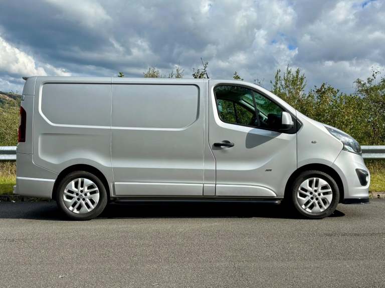 VAUXHALL VIVARO 1.6 CDTi 2700 BiTurbo ecoFLEX Sportive 2015