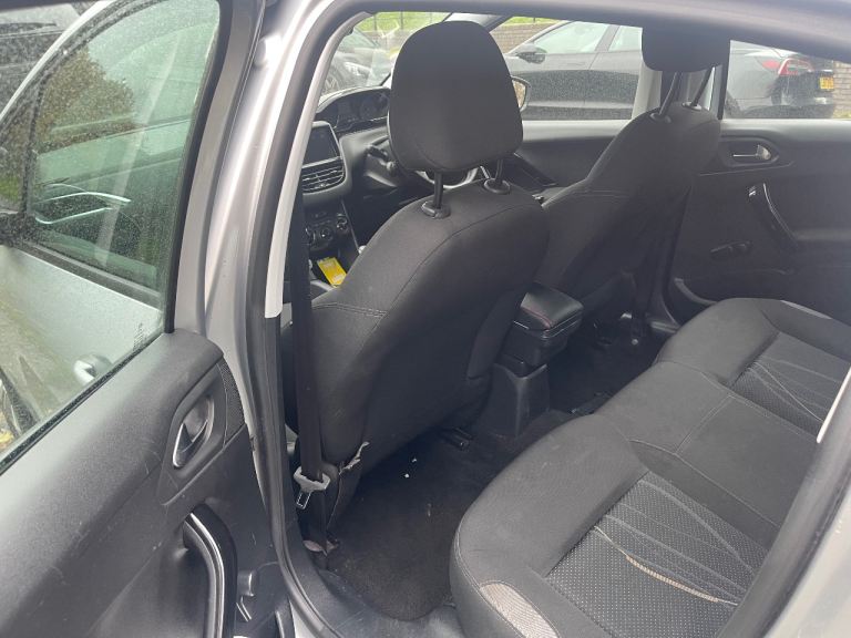 Peugeot, 208, Hatchback, 2012, Manual, 1199 (cc), 5 doors