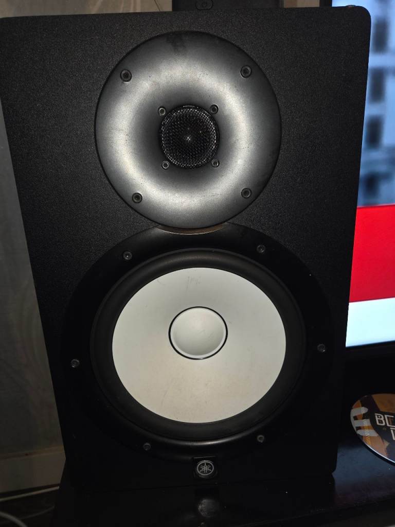 Yamaha HS8 Powered Studio Monitor Speakers