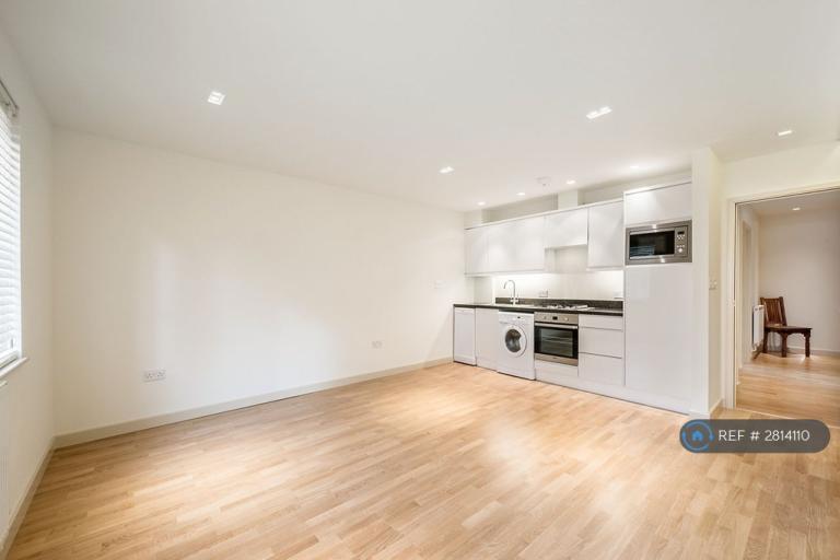 1 bedroom flat in Tennyson House, Haslemere, GU27 (1 bed) (#2814110)