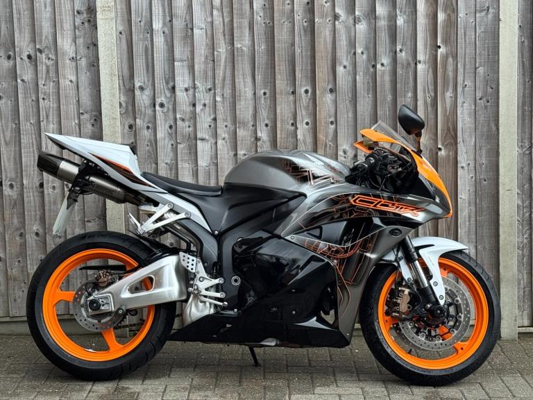HONDA CBR 600 RR ABS 2011 (11) SUPER SPORT + 11,000 MILES + AKRAPOVIC