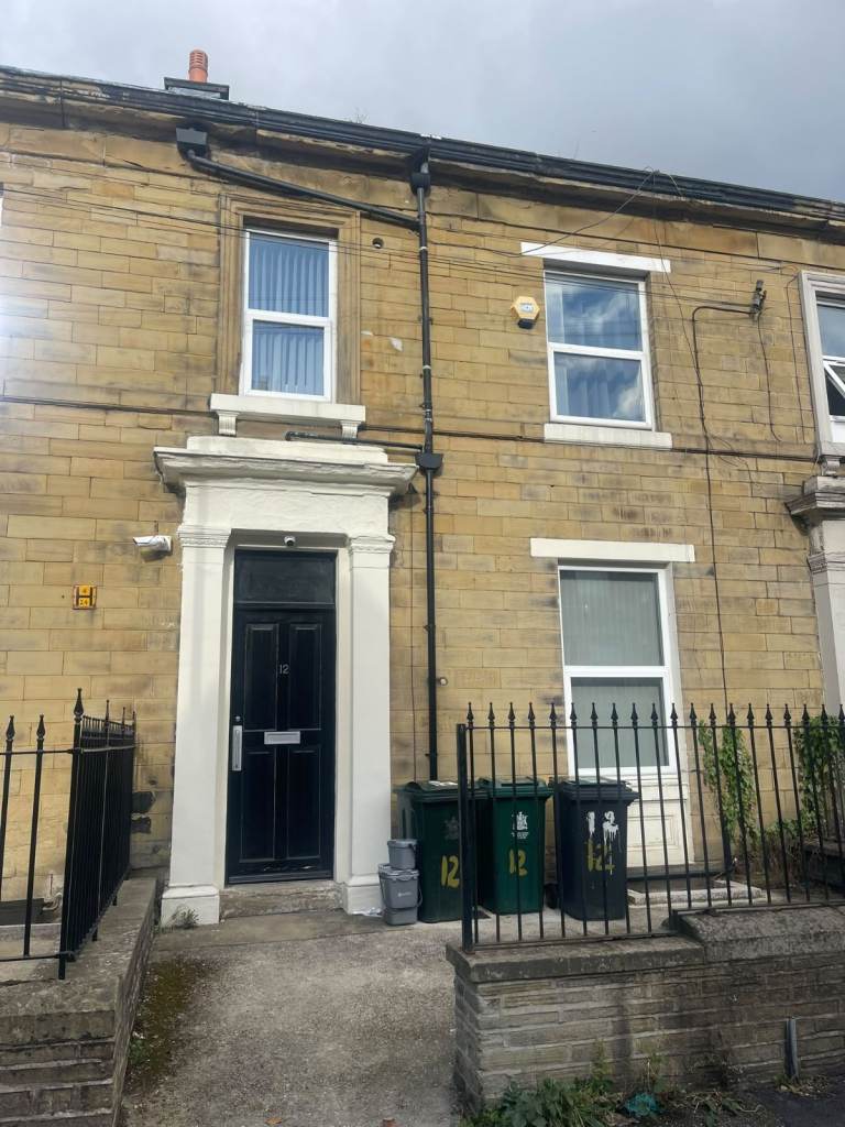 Bright & Modern Studio Apartment Available Now BD5 