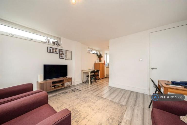 2 bedroom flat in Chillingford House, London, SW17 (2 bed) (#3071608)