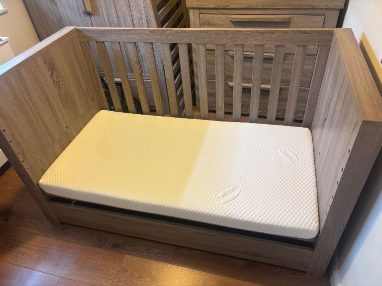 Mamas & Papas Franklin Toddler/Cot Bed & Matching Dresser/Changer