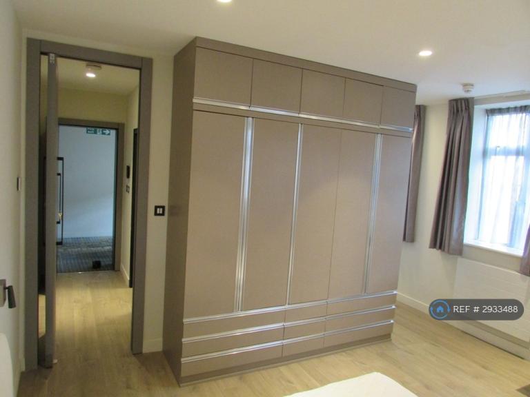 Studio flat in Brent Street, London, NW4 (#2933488)