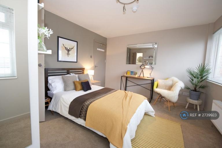 1 bedroom in Essex Close, Addlestone, KT15 (#2739923)