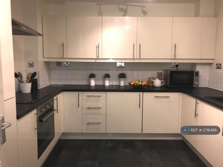 6 bedroom flat in Dinsdale Place, Newcastle Upon Tyne, NE2 (6 bed) (#2718488)