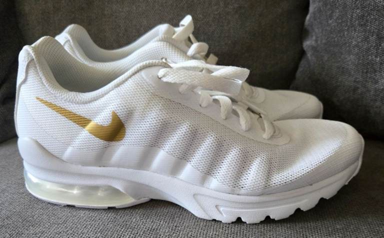 Nike Invigor GS Trainers 749572-100 NEW size 4.5