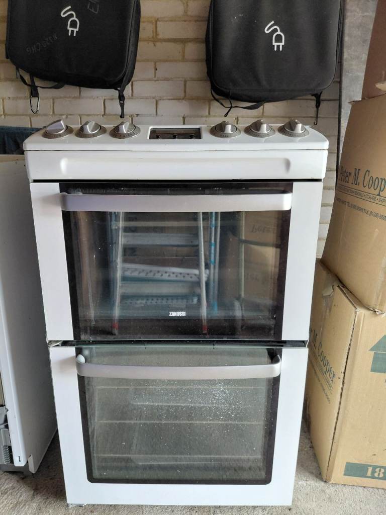 Zannussi white cooker, 4 gas hobs, 2 electric oven and a hinged glass splashback £40