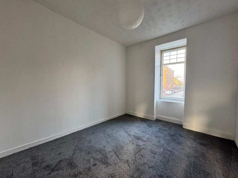 Traditional 2 Bed 1st Floor Flat Broomlands Street Paisley PA1 2LS - Available Now