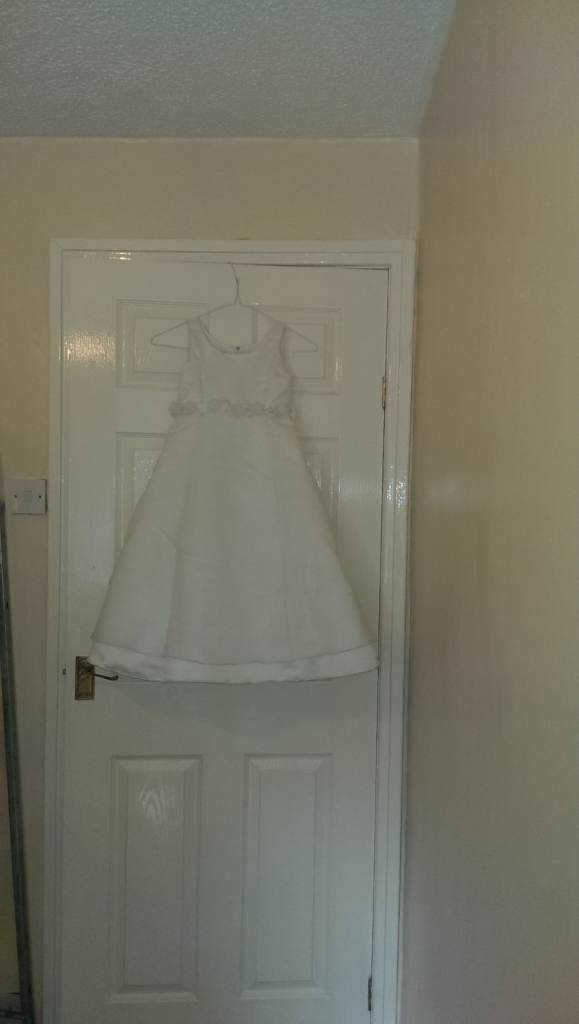 Beautiful ivory bridesmaid dress age 4 to 5yrs.