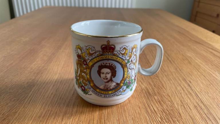 Churchill Royal Tea/Coffee Mug Commemorating Queen Elizabeth II Silver Jubilee.