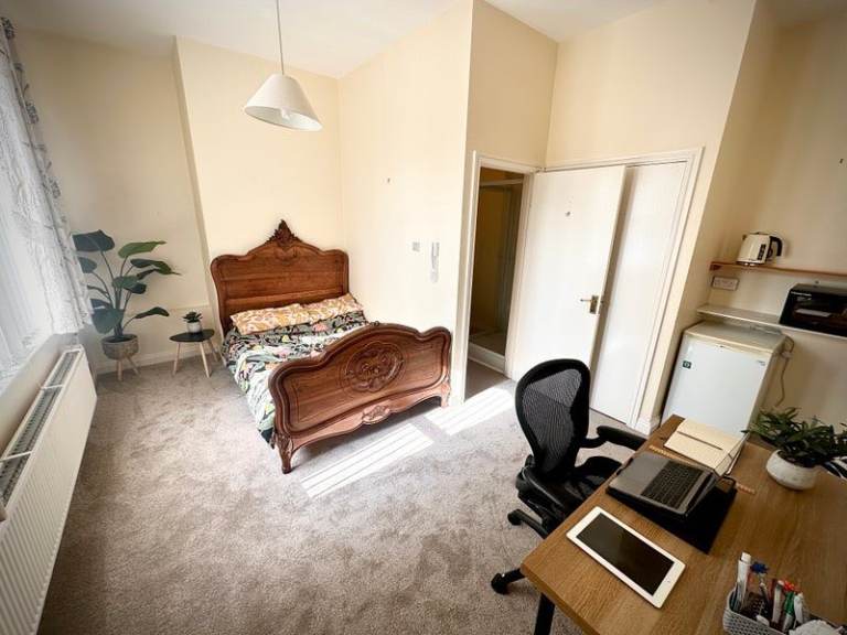 Spacious Ensuite Room to Let with Countryside View s