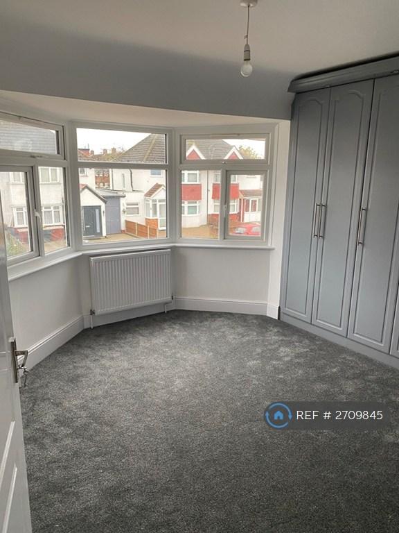 3 bedroom house in Roseheath Road, Hounslow, TW4 (3 bed) (#2709845)