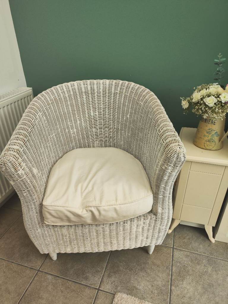 Wicker chair painted white £10 ono