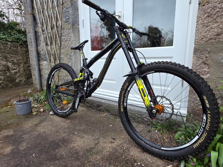 Downhill mountain bike 