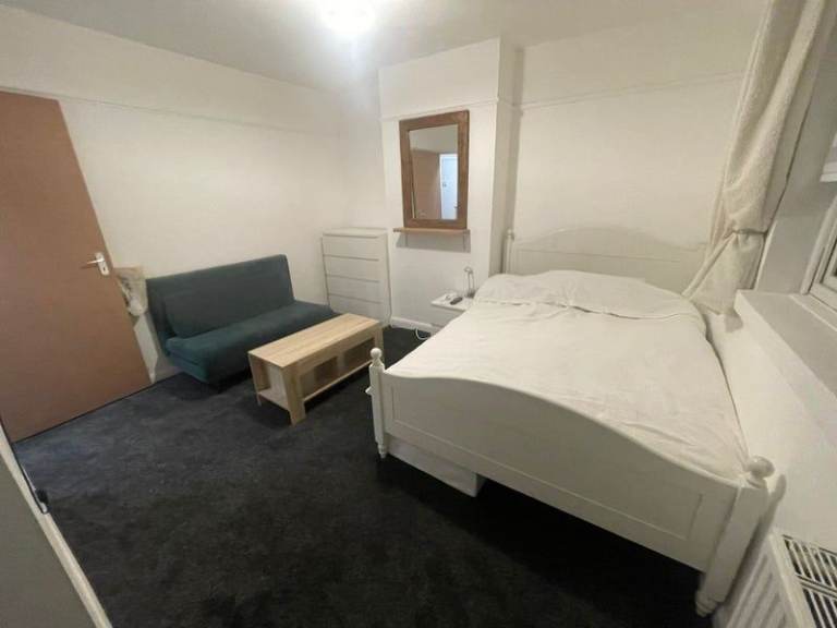 Double Room in Whitton - Great Size