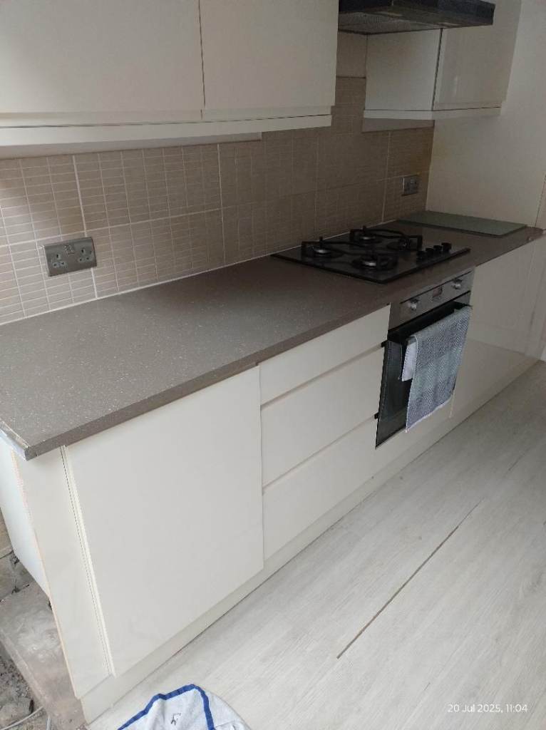 BARGAIN - KITCHEN DOORS FOR SALE - GLOSS CREAM - INTEGRATED J PULL HANDLES