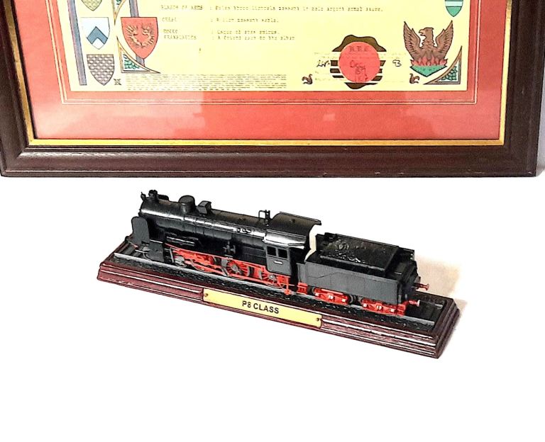 MODEL LOCOMOTIVE on a PLINTH - P 8 CLASS 2-6-0 - VERY GOOD