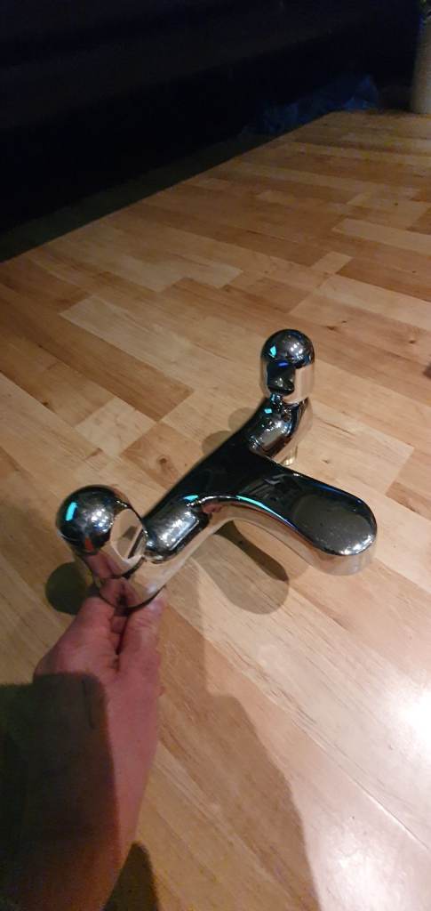 Bath hot and cold mixer tap