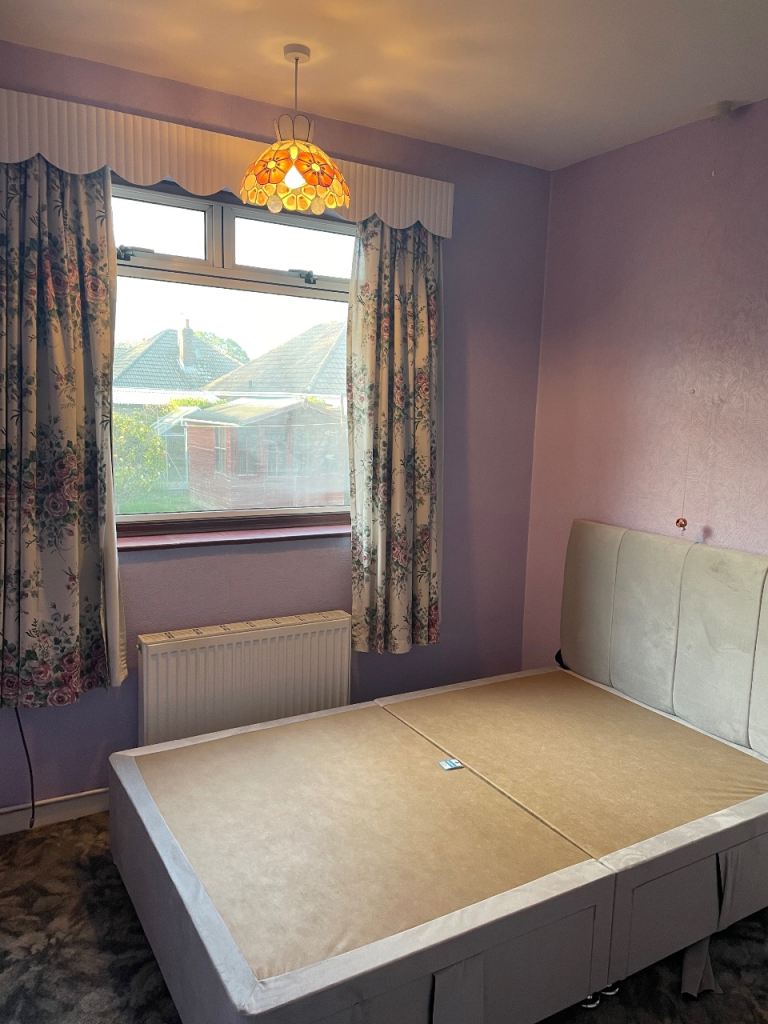 room available in sopers lane, poole