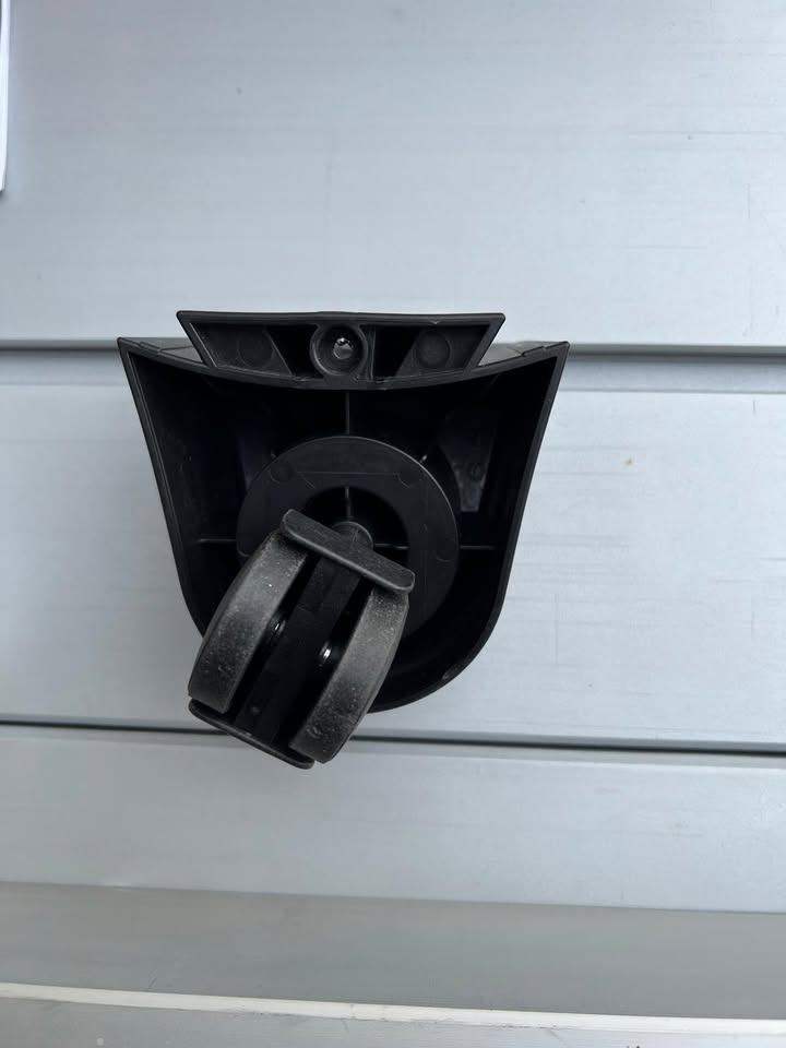 Replacement single wheel & castors for Guild 16 Litre wet & dry canister vacuum