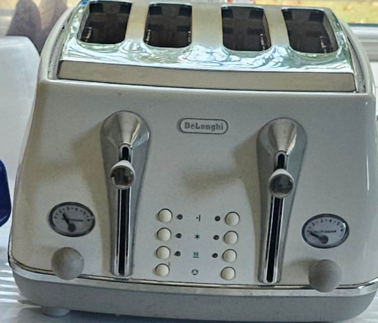 DeLonghi 4-Slice Toaster - Good Condition
