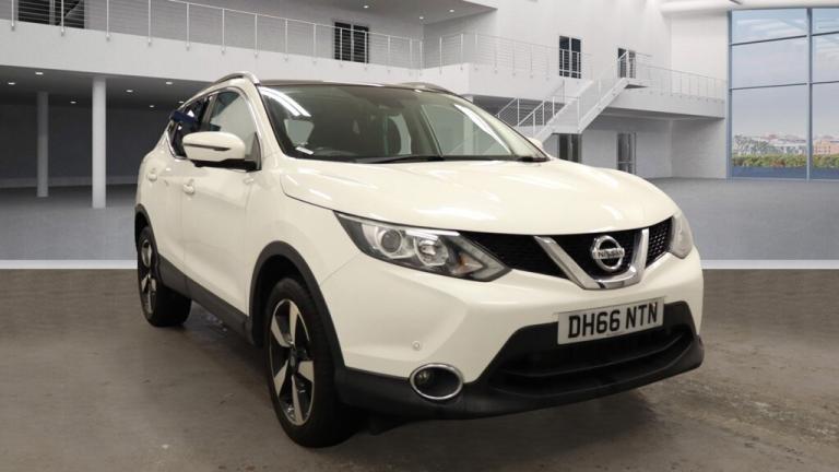2017 Nissan Qashqai 1.2 DiG-T N-Connecta 5dr ++ PANROOF / NAV / CAMERA / ULEZ ++ HATCHBACK Petrol...