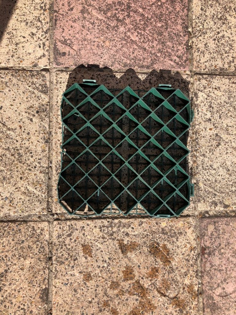 Plastic Grass Grid Paving – Green, Good Condition
