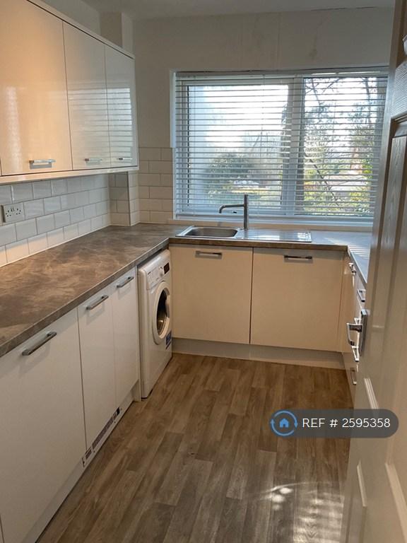 2 bedroom flat in Lane End Croft, Leeds, LS17 (2 bed) (#2595358)