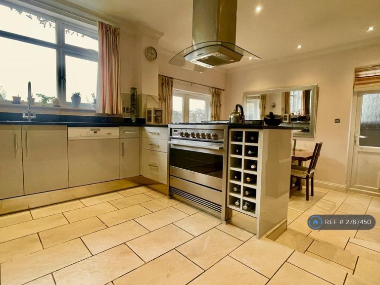 5 bedroom house in Buckingham Avenue, London, N20 (5 bed) (#2787450)