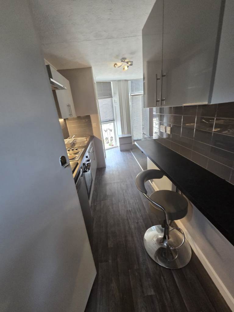 Single bedsit near the centre of Brighton and close to the sea