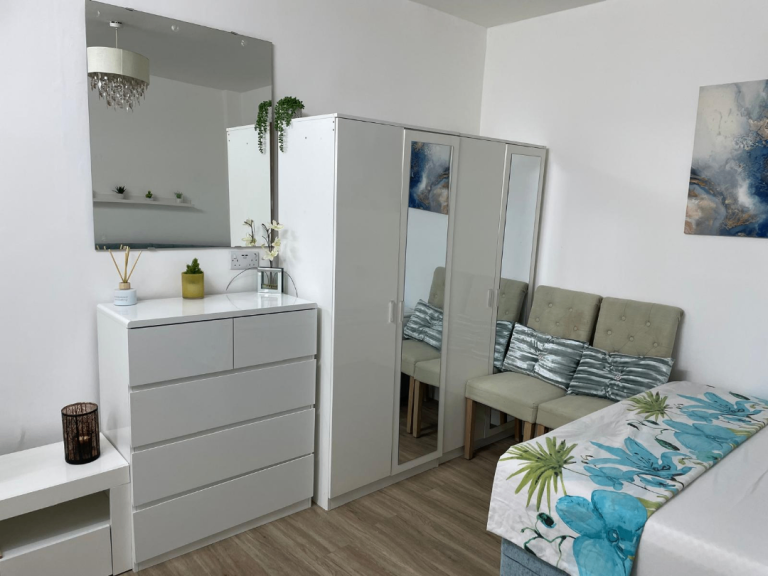 Seperate & Spacious Studio for Rent – TW4 5JL