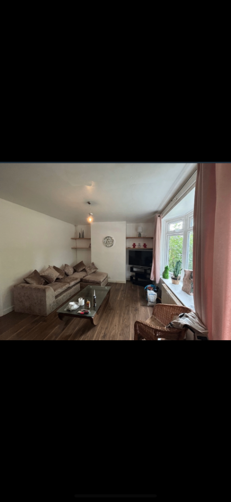 2bedroom house with front and back garden 