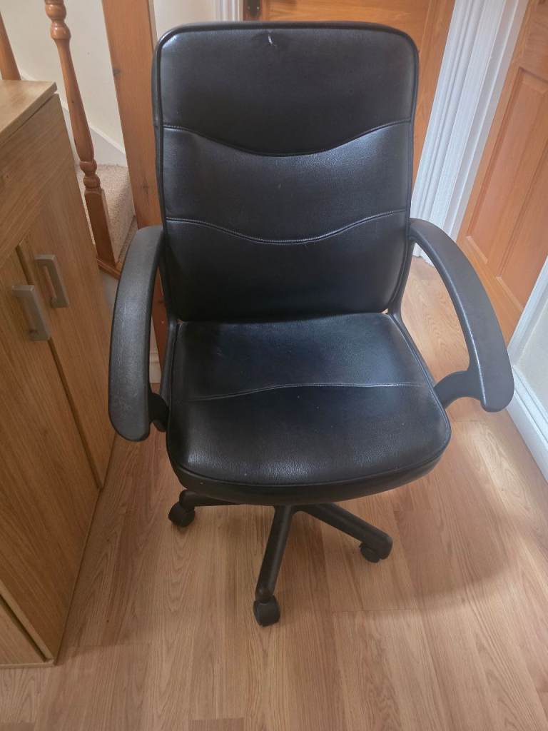 Black Office Chair with Armrests – Good Condition