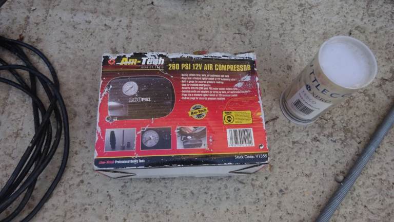 Car tyre inflation pump