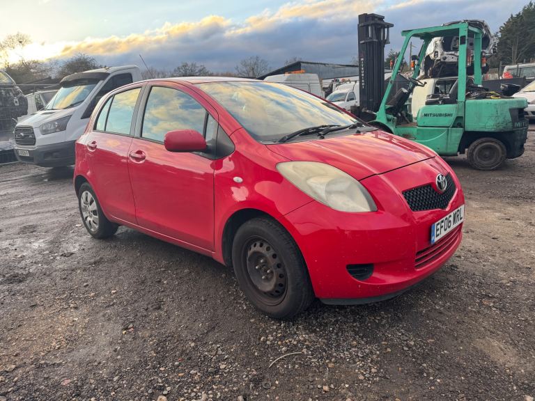 Toyota Yaris 1.3 automatic 2006 red BREAKING FOR PARTS 