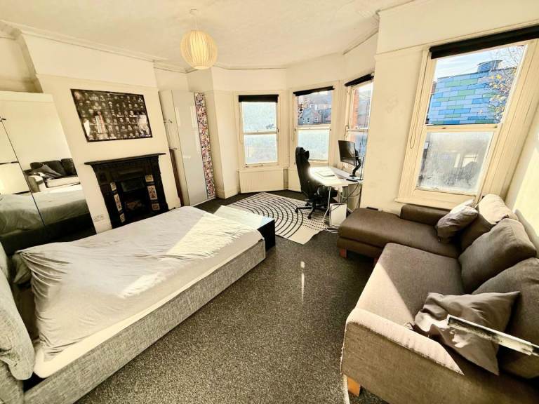 Zone 2 Huge Room 2 Weeks Deposit