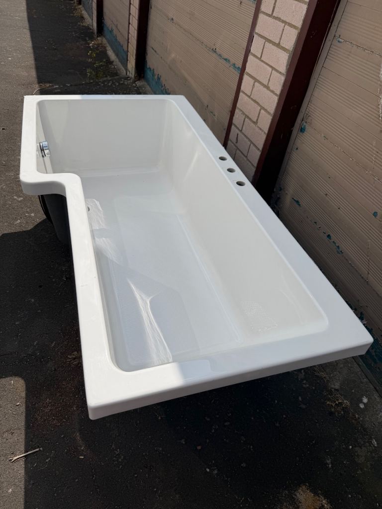 White L-Shaped Bath Tub - Brand New