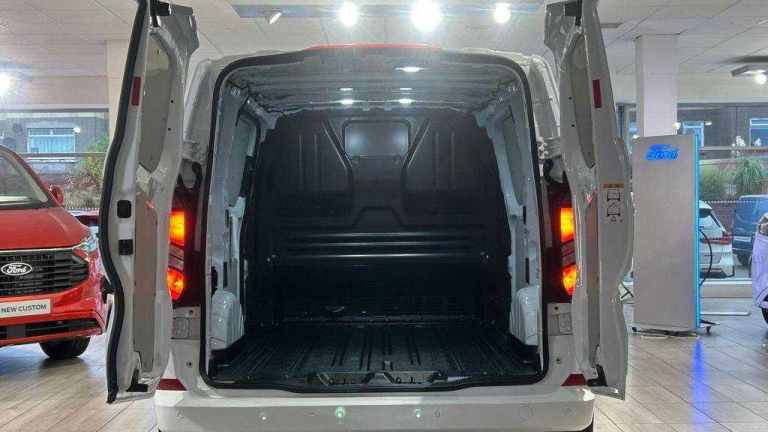  Ford Transit Custom 2.5 PHEV 232ps H1 Van Limited Auto Van Plug-In Hy Automatic