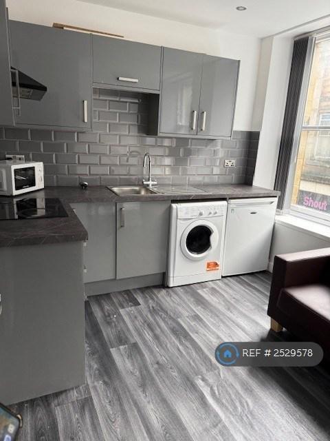 1 bedroom flat in Piccadilly, Bradford, BD1 (1 bed) (#2529578)